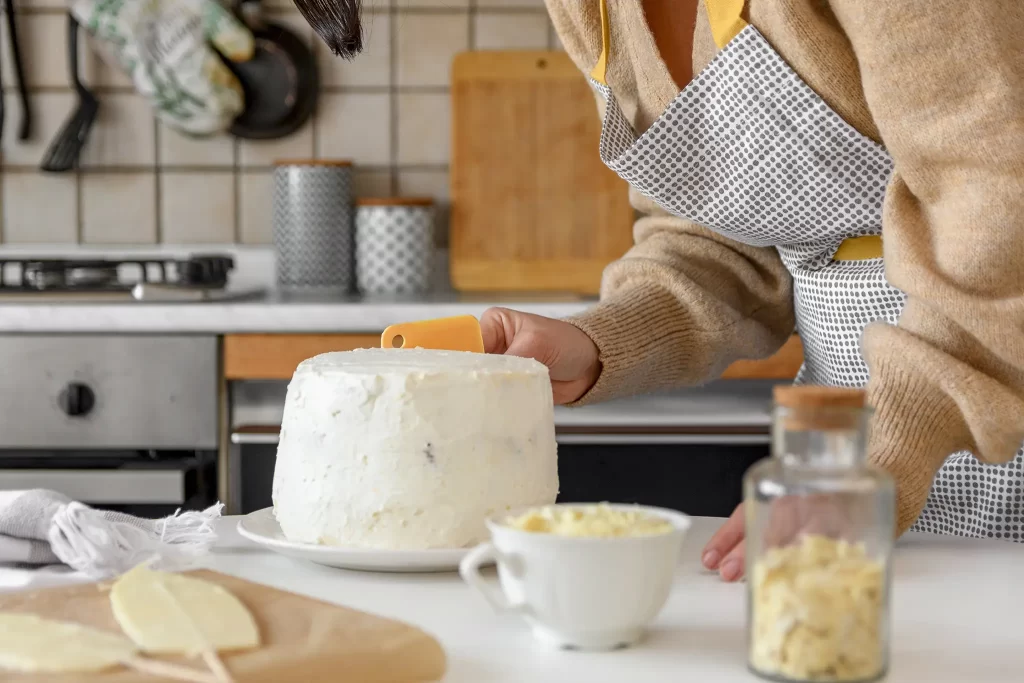 Fare il formaggio in casa è un’esperienza che permette di riscoprire uno dei gesti più antichi della tradizione alimentare. Bastano pochi ingredienti, un po’ di pazienza e il giusto equilibrio tra temperature e tempi di lavorazione per trasformare il latte in un formaggio fresco genuino e ricco di soddisfazione.