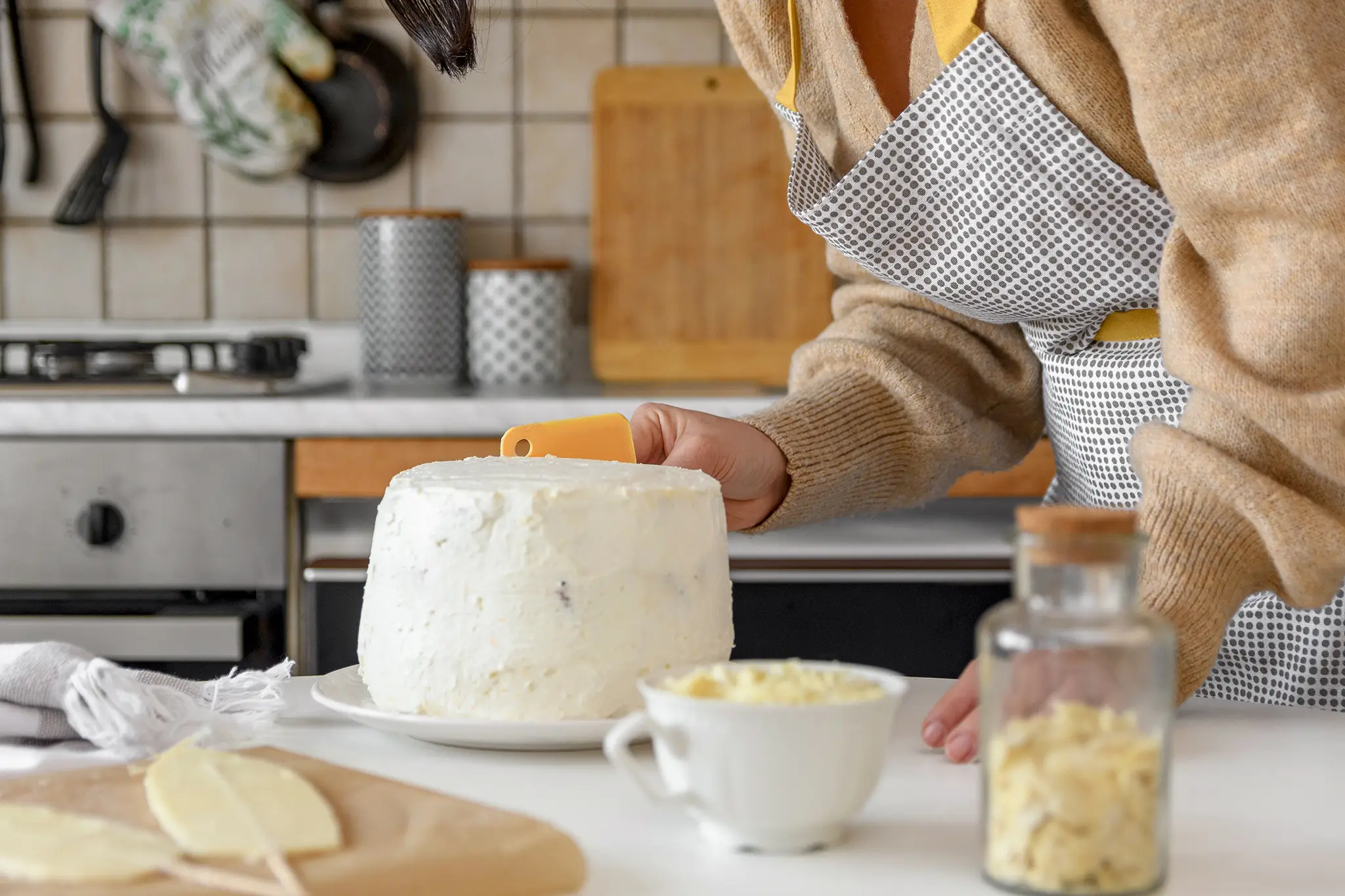 Fare il formaggio in casa è un’esperienza che permette di riscoprire uno dei gesti più antichi della tradizione alimentare. Bastano pochi ingredienti, un po’ di pazienza e il giusto equilibrio tra temperature e tempi di lavorazione per trasformare il latte in un formaggio fresco genuino e ricco di soddisfazione.