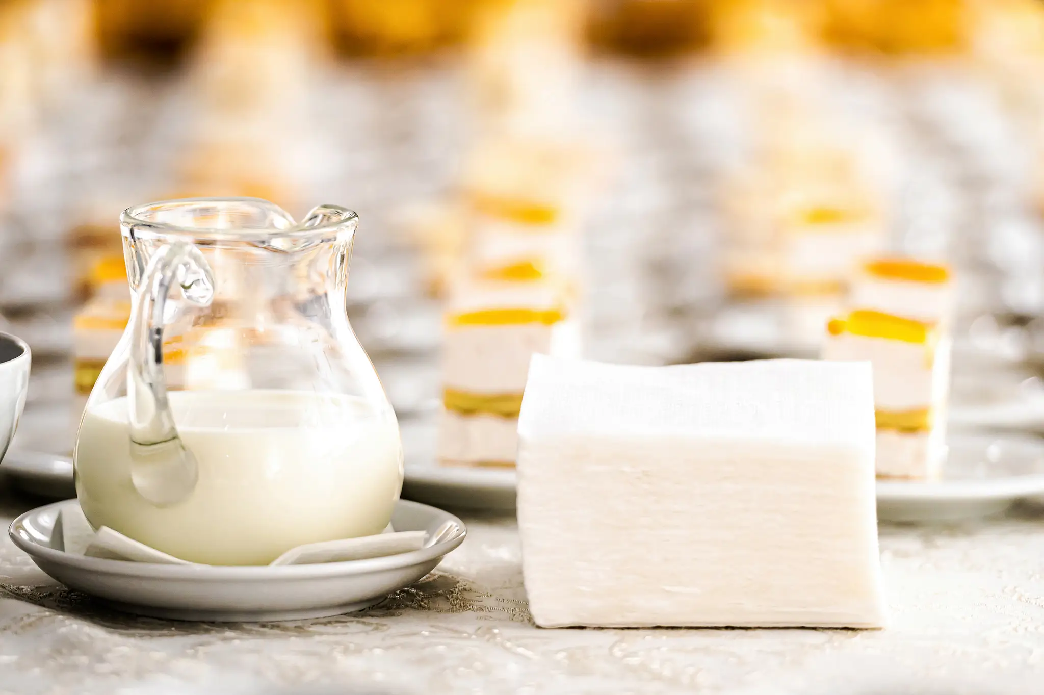 elegant-table-setting-with-cream-and-dessert-2026-03-25-00-17-19-utc Produzione casearia con fermenti lattici utilizzati per la fermentazione del latte e la produzione del formaggio.